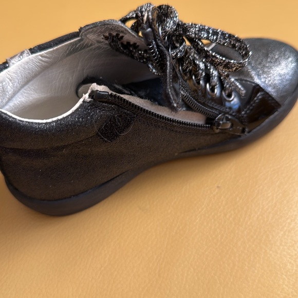 Shoes - Picture 2 of 8